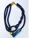 Collana corta multi filo in cristalli iridescenti sul blu e neoprene